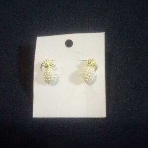 Little pineapple 🍍 earrings with pearls